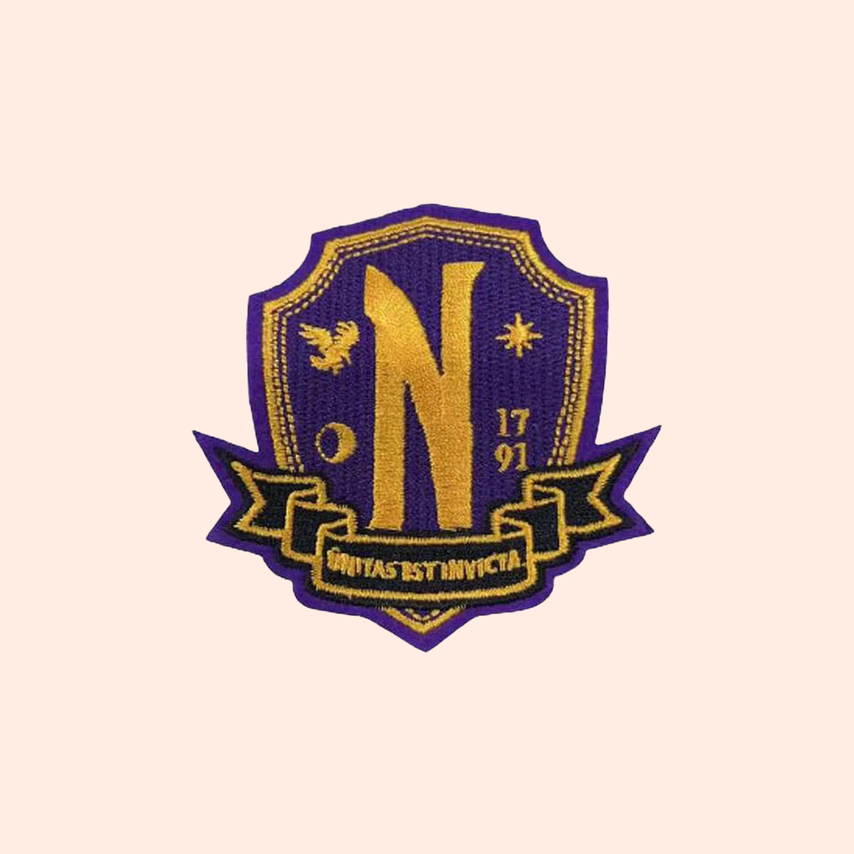 Wednesday coffret cadeau Nevermore Welcome Kit écusson